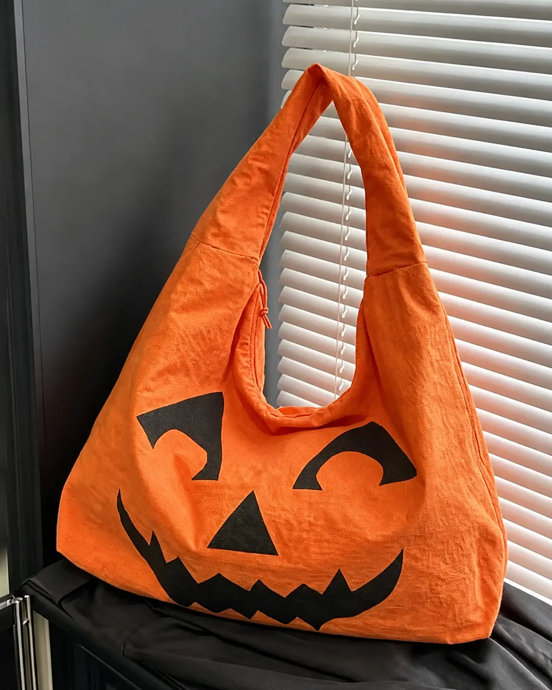 Halloween Pumpkin Tote Bag for Women, Orange Jack O Lantern Shoulder Bag, Large Capacity Lightweight Reusable Handbag for Trick or Treat, Halloween Party, Shopping, Travel, Daily Use, Fall Outfit Accessory and Halloween Gift