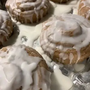 Extra Large Cinnamon Rolls Wax Melts with Rich Cinnamon Flavor and Creamy Glaze for Cozy Home Aroma