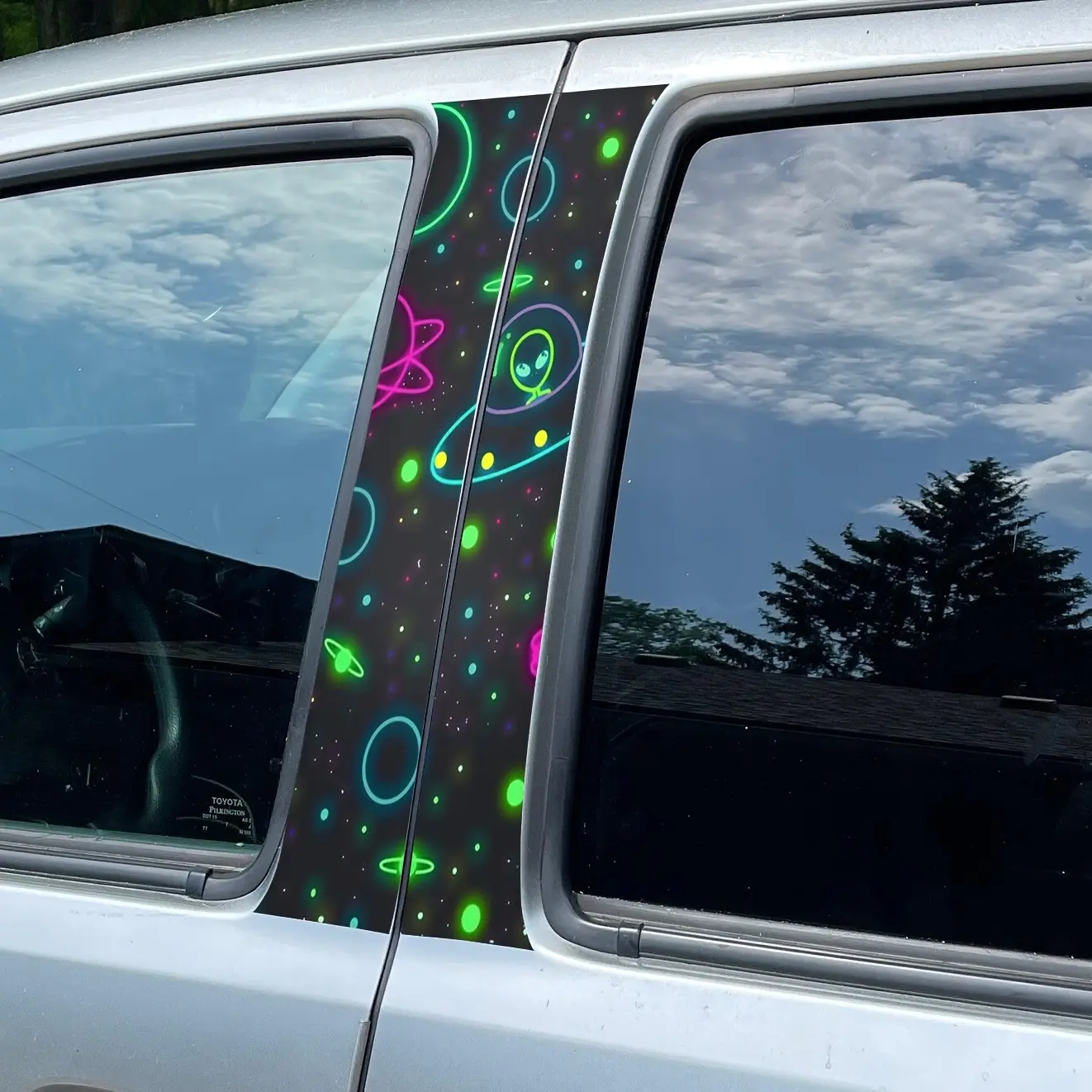 2 pieces UFO car sticker, easy to tear and easy to stick B-pillar protection decal, car B-pillar decal accessories, Decal For Cars, Car Decals, Automotive Decals