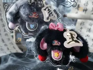 Baby three- Boite mystere de petits porte cles en