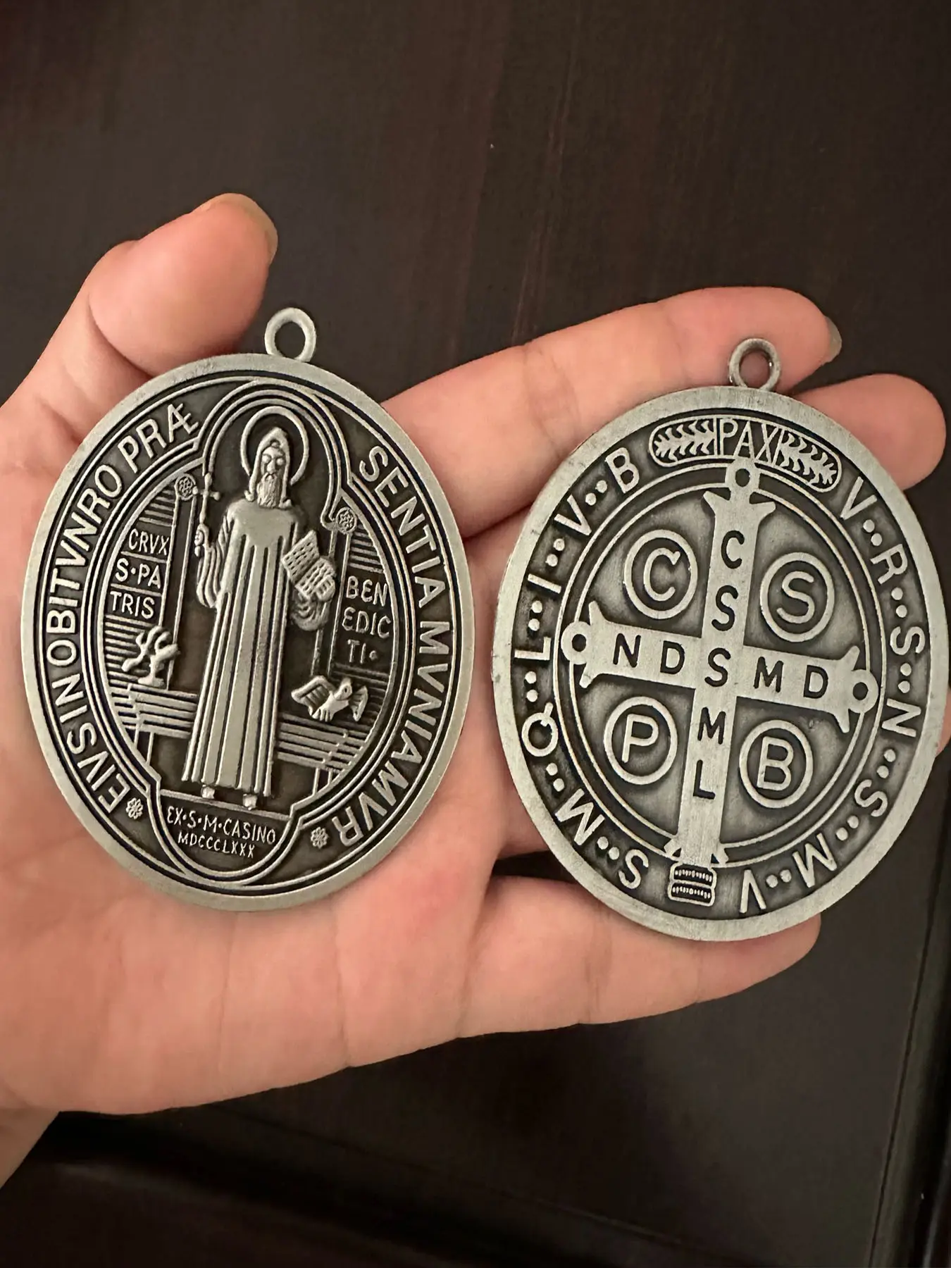 2PCS Set EXTRA LARGE 3 INCH ST BENEDICT RELIGIOUS CROSS MEDAL VINTAGE ETHNIC PATTERN BRASS TONE FINISH Religious Home Decor FOR WALL OR DESK DISPLAY/MEDALLA DE SAN BENITO Ornaments Religious Decorations