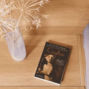 Coraline 10th Anniversary Edition by Neil Gaiman [Paperback Book] A chilling tale of courage and curiosity for all ages.