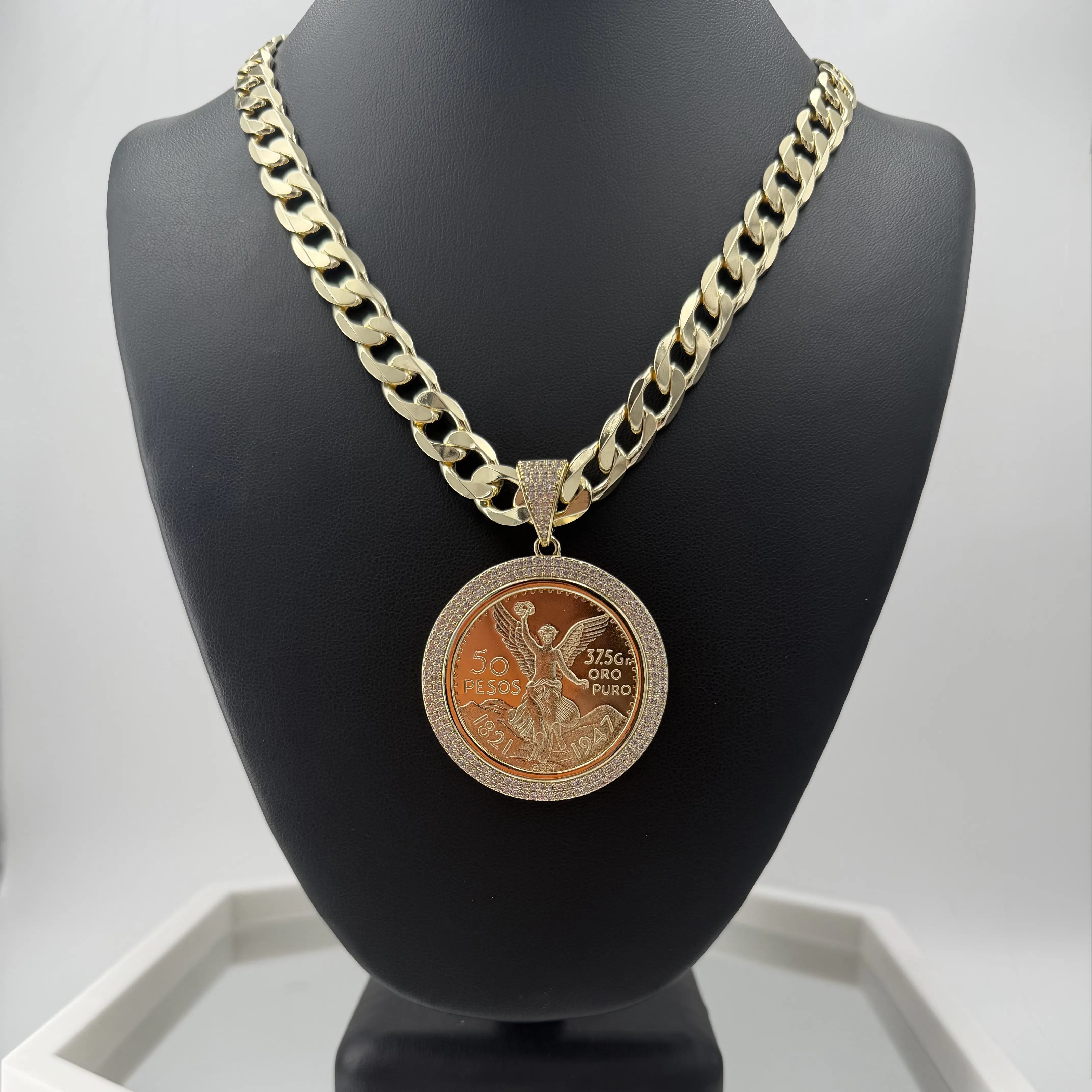 Cadena  tipo soga con dije de centenario