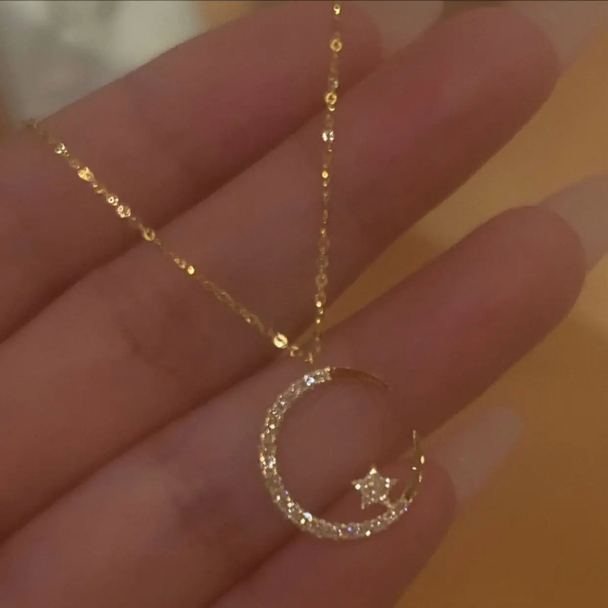 Gemstone Pendant Necklace for Women with a Delicate Star Motif, Sparkling Zirconia Jewelry, an Artificial Gems Accessory Necklace, Birthday Gift