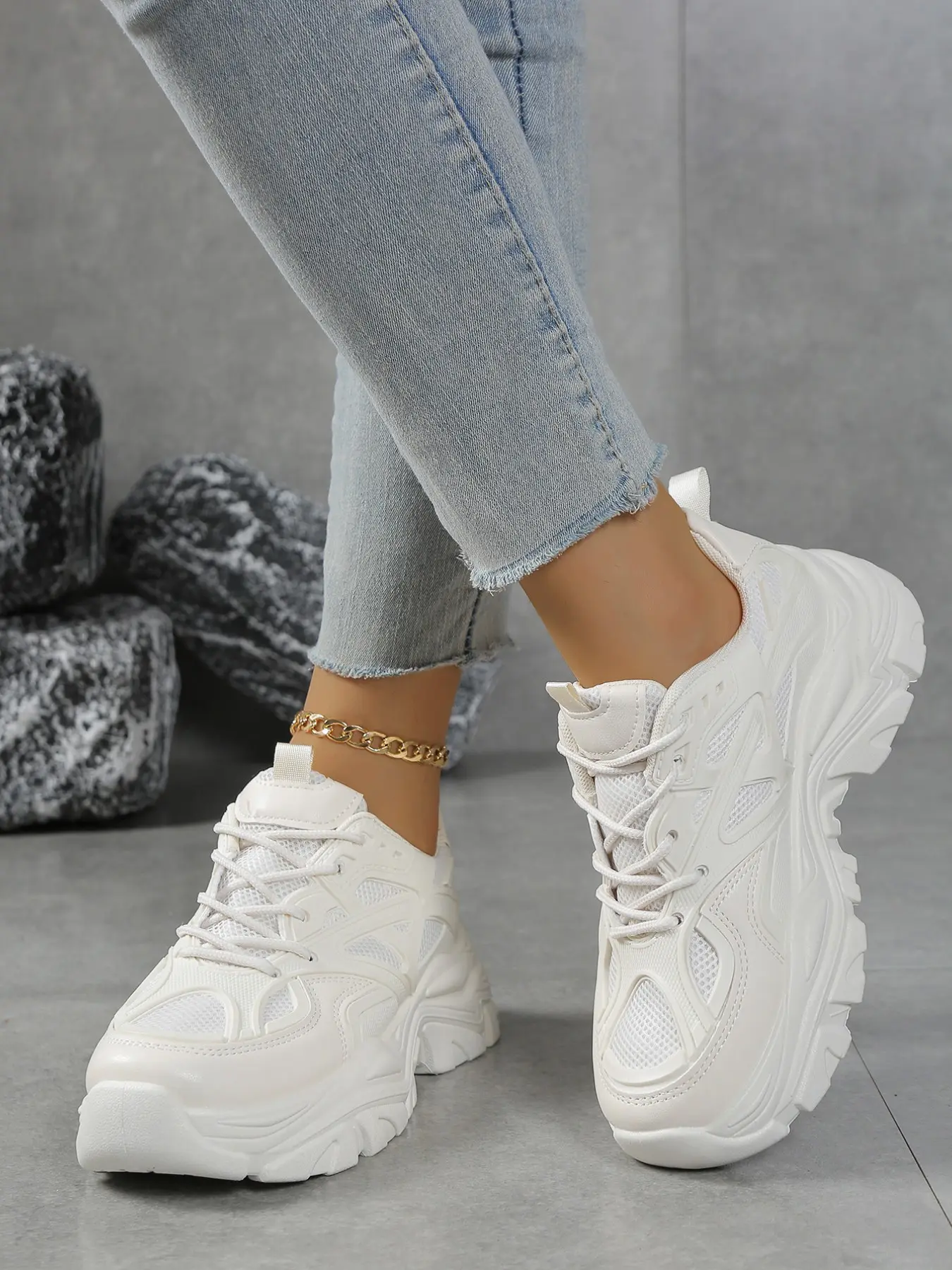 A pair of women's thick-soled sneakers, Sporty Sneakers, Athletic Sneakers, Footwear Sneakers, casual sports shoes, breathable upper, soft cushioned sole, anti-slip design, lace-up closure, women's casual sports shoes suitable for all seasons