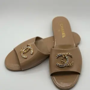 Chanel Pre-Owned Sandals CC Logo Size 39 - Elegant Design with CC Logo, Comfortable Fit for Any Occasion