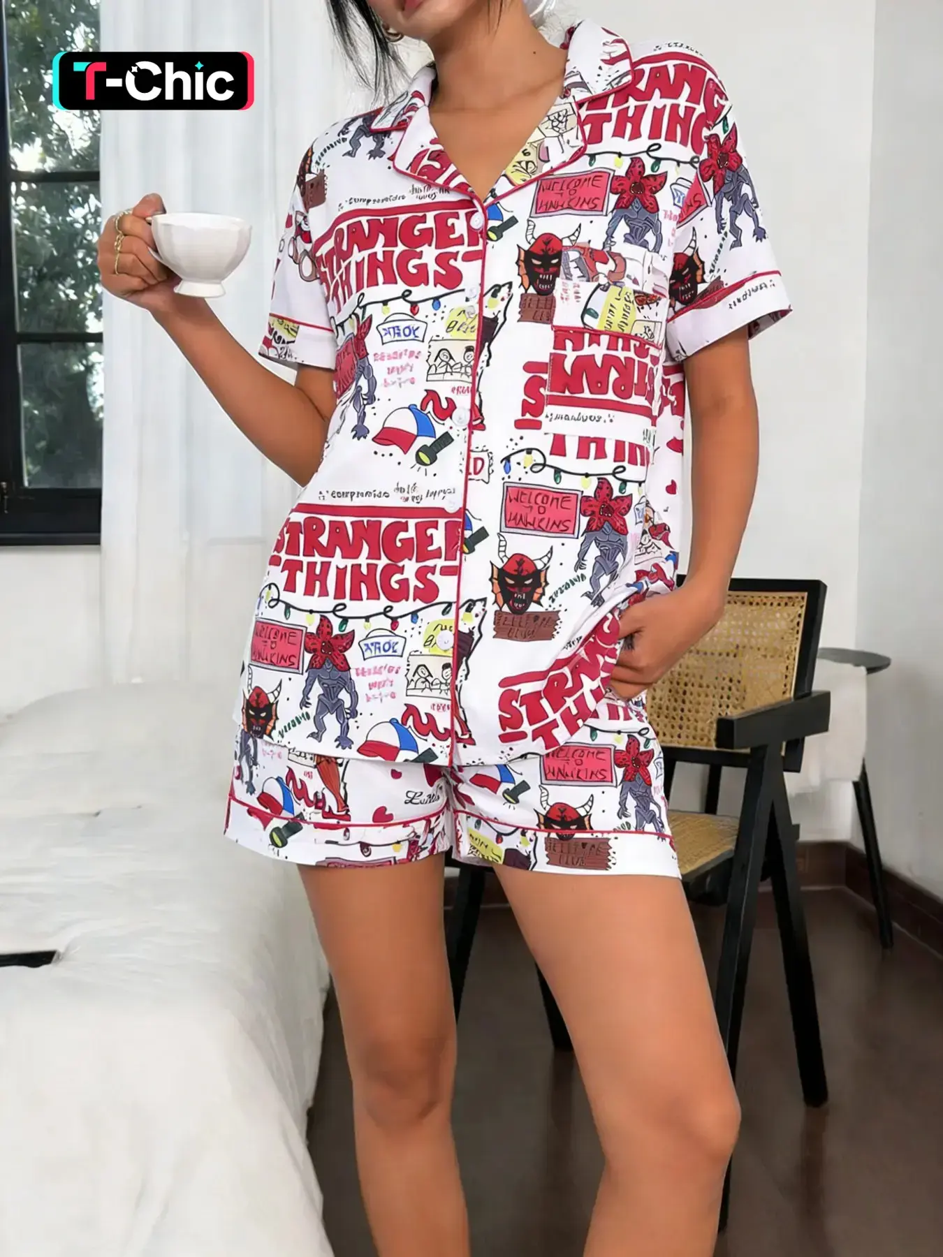 2-piece set of women's white background with strange stories, letter printed patterns, short sleeved shorts, fitted top, small pocket lapel design, elastic waistband, home casual women's pajama sleepwear set, Nightwear pajama set