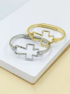The trendy and fashionable hollow cross bracelet is suitable for daily wear, vacation and dating occasions, and is also a surprising and exquisite small gift.