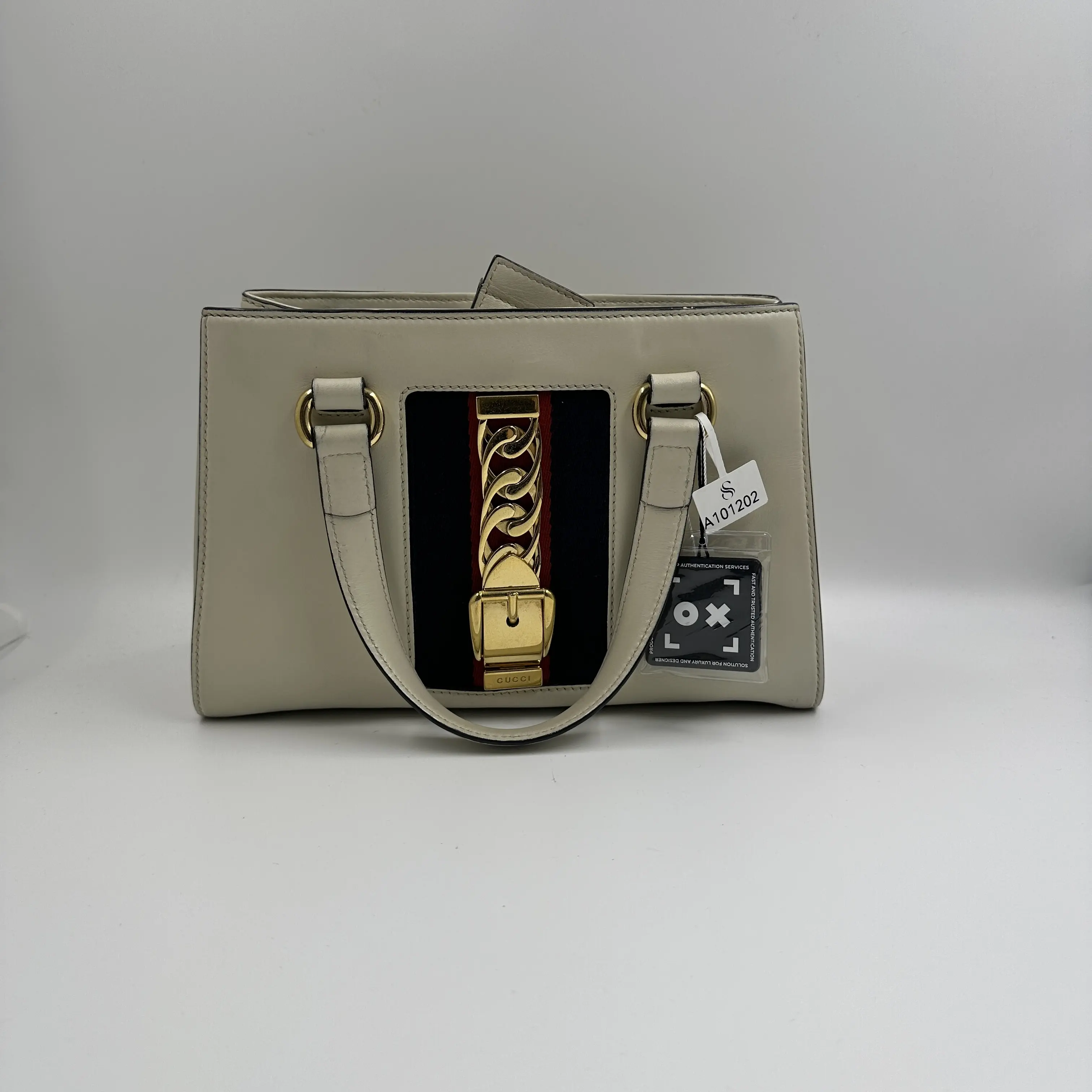 Pre-owned GUCCI white Sylvie top handle bag A101202