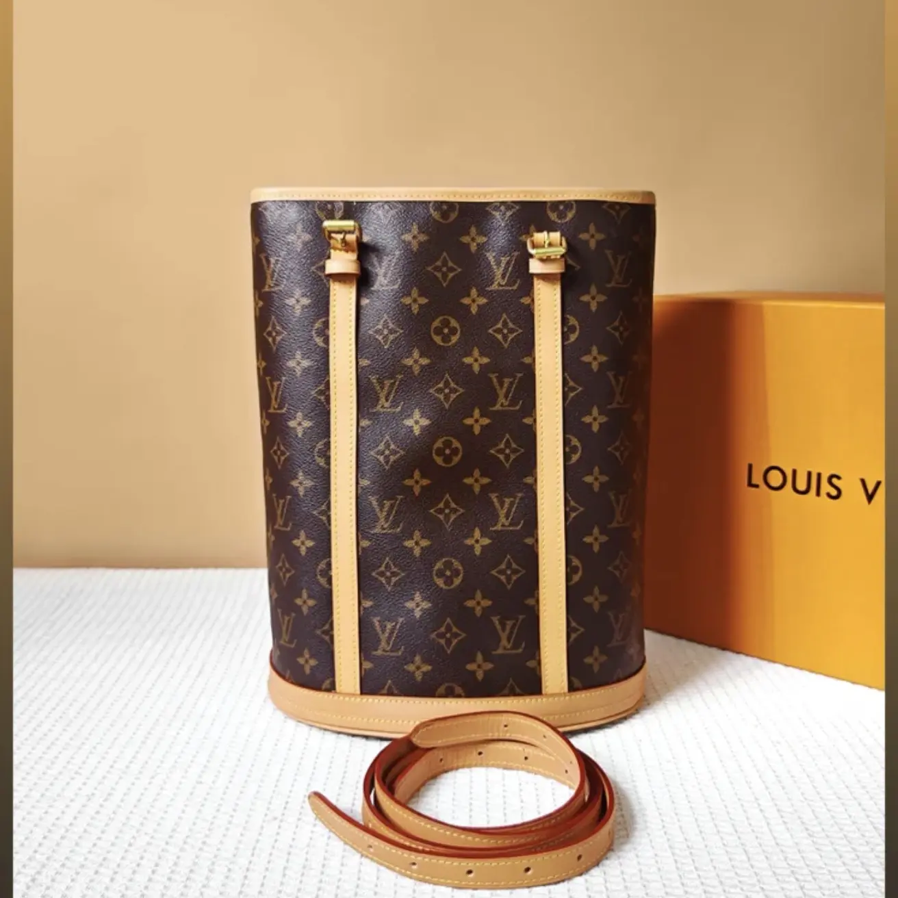 Pre-owned Louis Vuitton Vintage LV bucket bag | Monogram coated canvas & natural cowhide trims