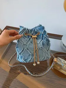 Fresh and artistic style, practical texture drawstring bucket bag, chain shoulder strap design, simple and casual versatile, single shoulder crossbody bag, Minimalist crossbody bag, suitable for commuting and shopping