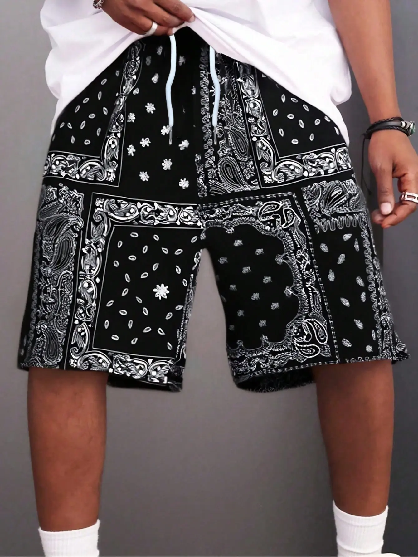 Men’s casual shorts featuring a black and white nut motif patchwork print; urban relaxed style with a retro, eye‑catching black and white nut motif as the main color. Elastic waistband with drawstring, paired with an all‑over nut motif patchwork print. Li