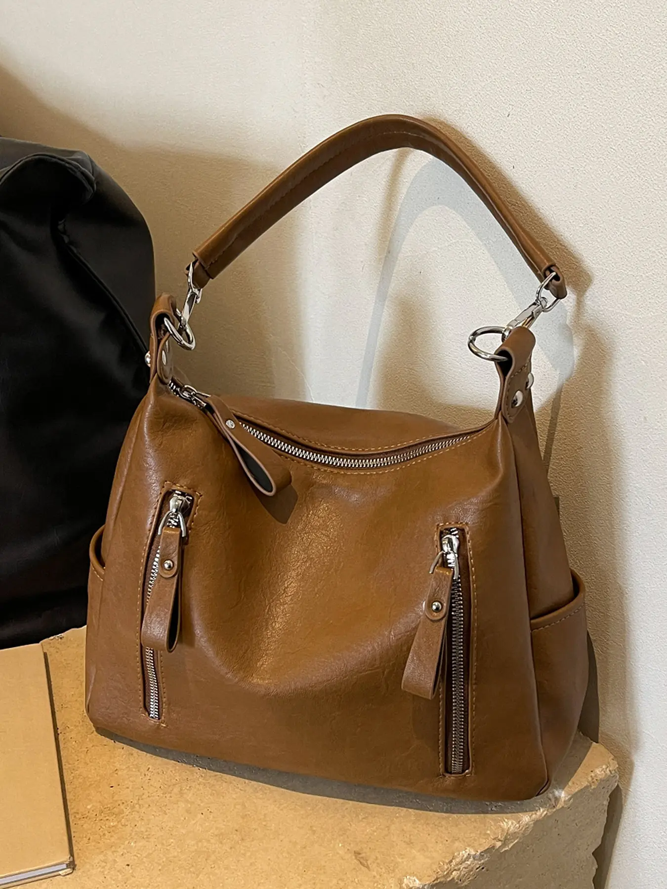 Niche design retro brown shoulder handbag, Crossbody shoulder bag, Crossbody Bags, soft leather, simple, casual and versatile, crescent bag, two-color choice suitable for daily commuting, office workers, etc. Shoulder Commuter Bag
