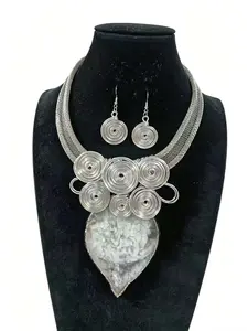 European and American retro classic light luxury handmade aluminum wire necklace resin pendant with earrings set jewelry accessories Matching jewelry set autumn and winter sweater accessories Vintage jewelry set