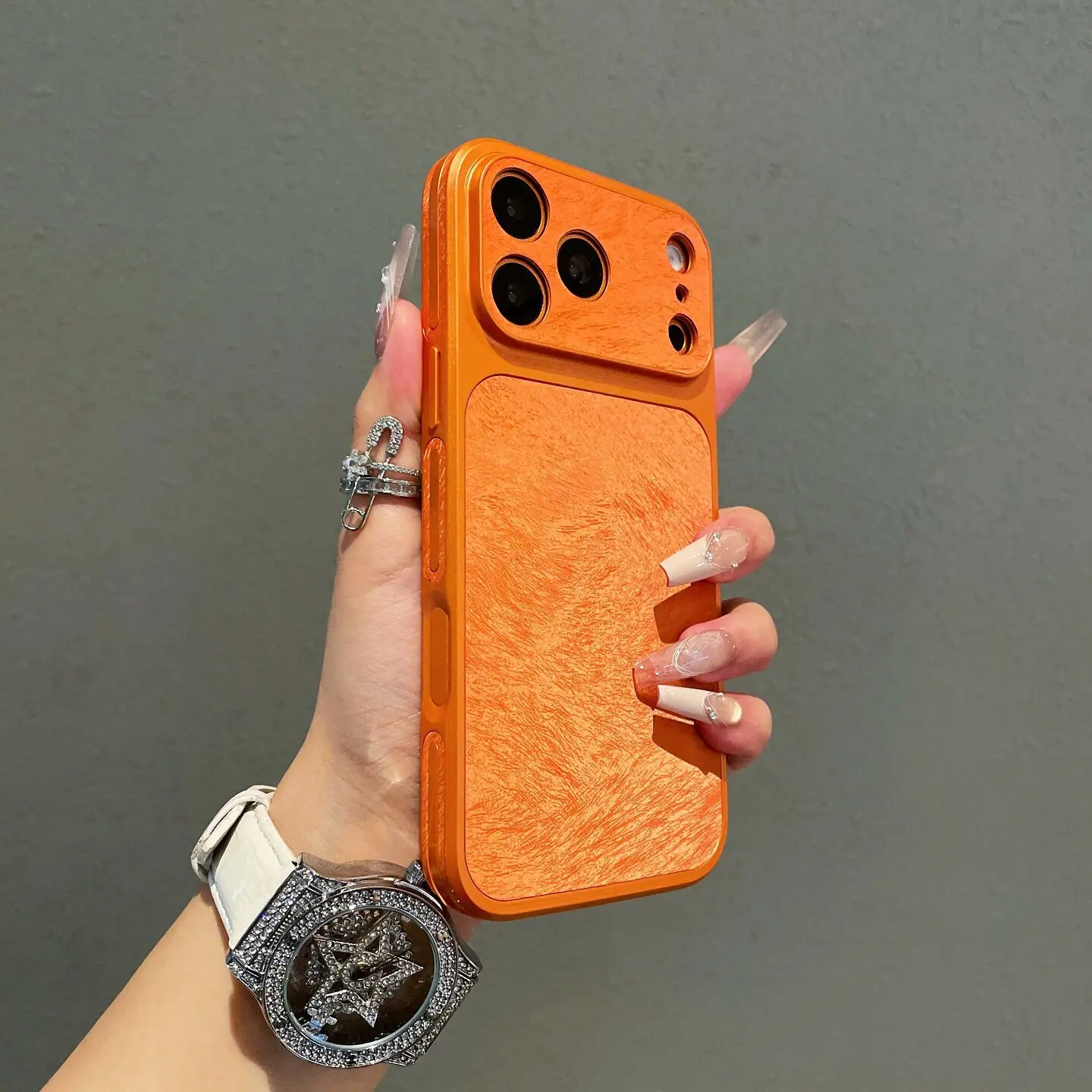 Feather-Patterned Full-Cover Leather Handheld Cellphone Casing for iPhone 17 Pro Max/16 Pro Max/15/14/13, Personalized Wireless Accessory with Button Protection, Shockproof Guard for Devices