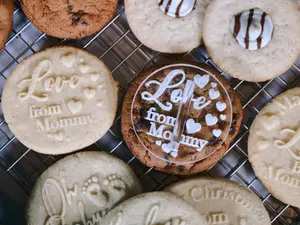 Personalized Cookie Stamp – Custom Baking Gift for Mother’s Day, Holiday Cookies, and Seasonal Baking – ‘Made with Love’ Cookie Stamp