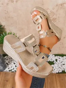 A pair of new large-size women's open-toe hollow-out metal-decorated wedge sandals, slip-on, fashionable, simple, comfortable, suitable for daily commuting