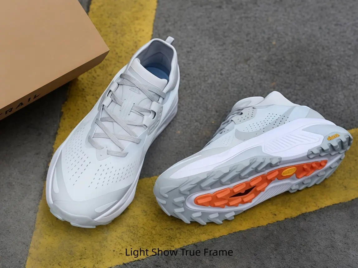 These crisp pale white athletic shoes lock ankle support reliably on rugged hiking routes, deep jagged outsole treads deliver steady slip resistance on damp gravel roads and sloped woodland trails.