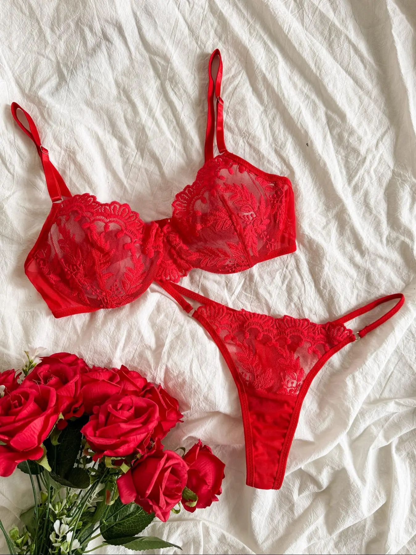 Two-piece Set Women's Floral Embroidery Soft Lace Underwire Lingerie Underwear Set, Elegant Sexy Adjustable Strap Medium Bra & Sheer Thong, Ladies Underwear Set for All Seasons Womenswear Bra Sets
