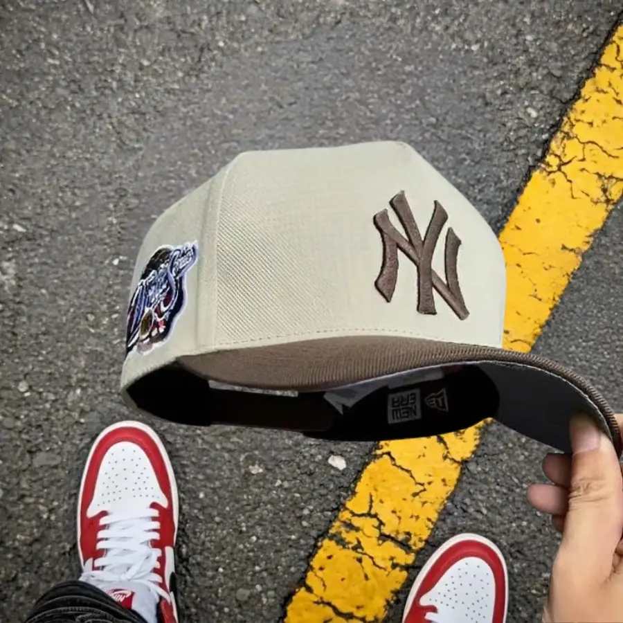 New Era MLB LA Dodgers & NY Yankees 9FORTY 59FIFTY Snapback Adjustable Baseball Cap Beige Brown Embroidered New York Yankees Logo Curved Brim Adjustable Unisex Baseball Hat Retro Vintage Streetwear Look USA Urban Fashion Trend 2026