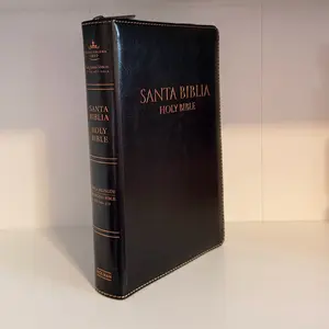BIBLIA BILINGÜE /BILINGUAL BIBLE  TAMAÑO PERSONAL LETRA 8 puntos en color negro cierre y índice