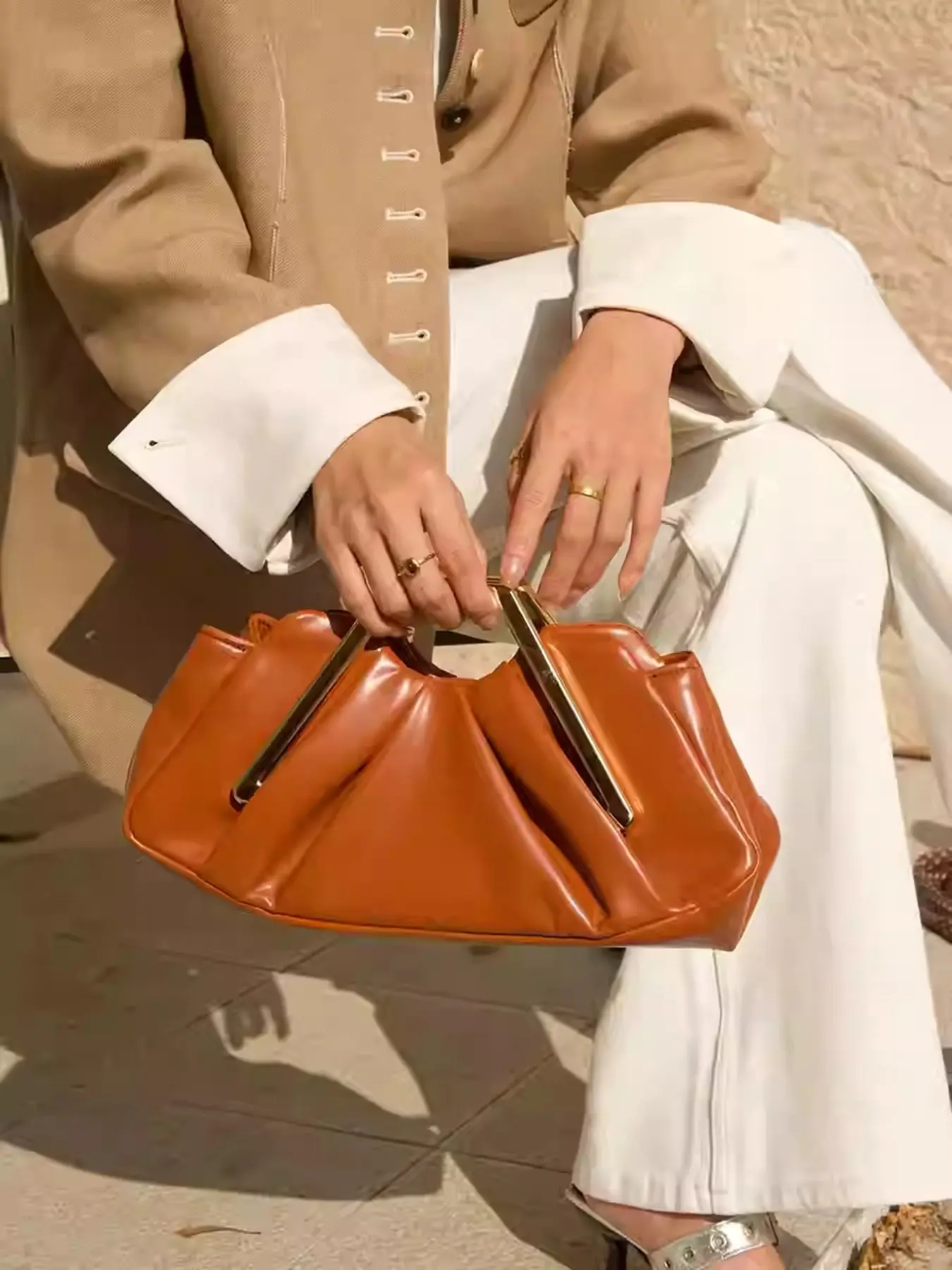 Vintage light luxury exquisite style elegant pleated handbag, simple and high-end fashion niche design handbag, can accommodate mobile phones, lipstick, headphones, suitable for commuting and gatherings, Handheld Bag, Vintage Purse