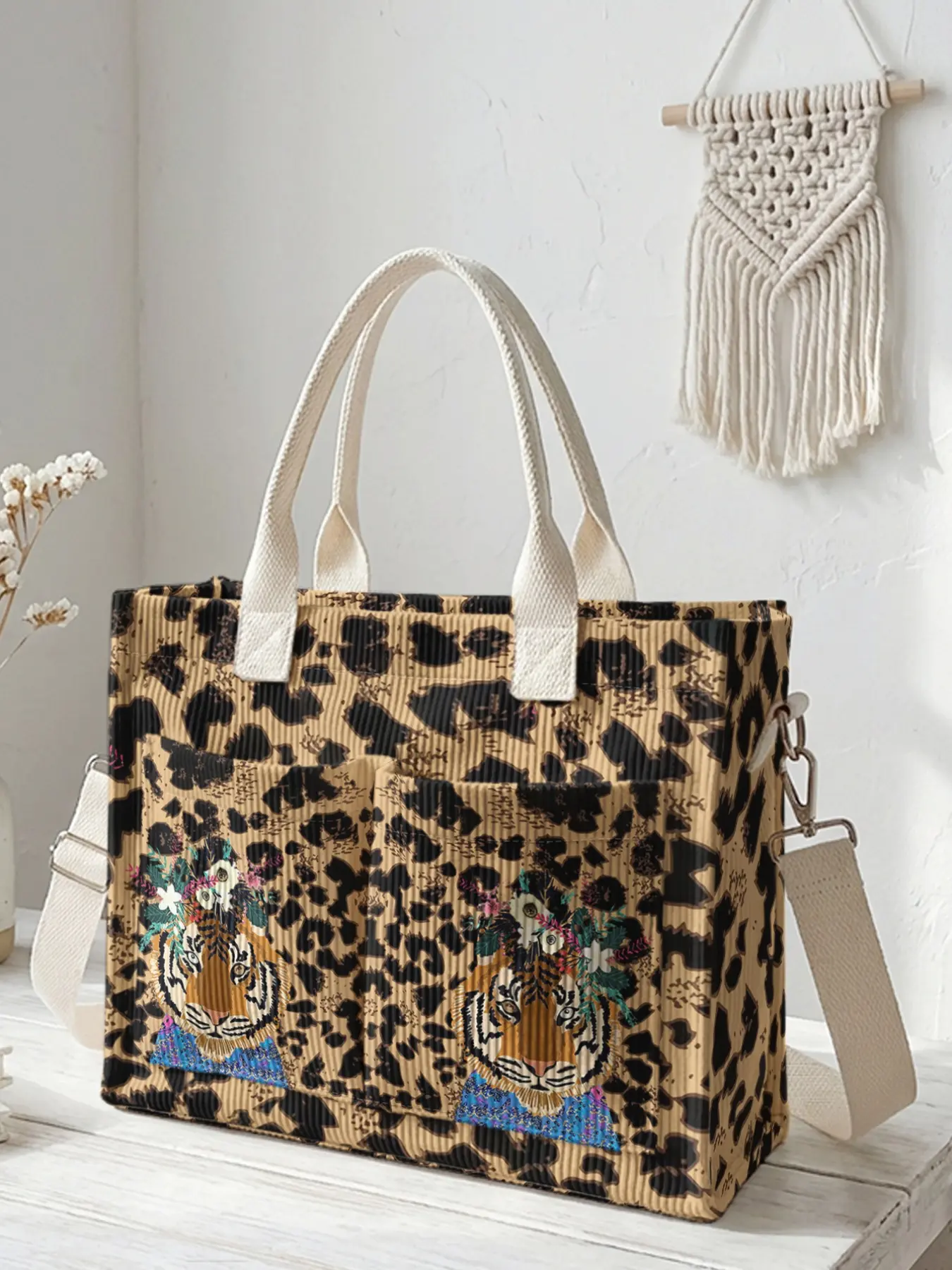 A travel bag with a tiger pattern print, Casual travel bag, featuring a large-capacity storage bag durable and wear-resistant. With multiple pockets, it maximizes space utilization and is suitable for various scenarios such as work, shopping