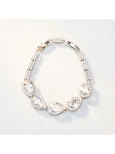 Available in white, blue, and green, this luxurious teardrop-shaped zircon bracelet is a perfect accessory for elegant ladies attending banquets. It's a crystal zircon bracelet suitable for birthdays, banquets, and parties Suitable for pairing with formal