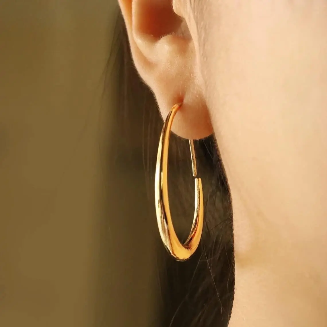 VENOCO Geometric light luxury vintage Dainty earrings for women, Large Oval Pull Through Hoop Earrings High Polished Statement Jewelry Gift for Women Teen Girls