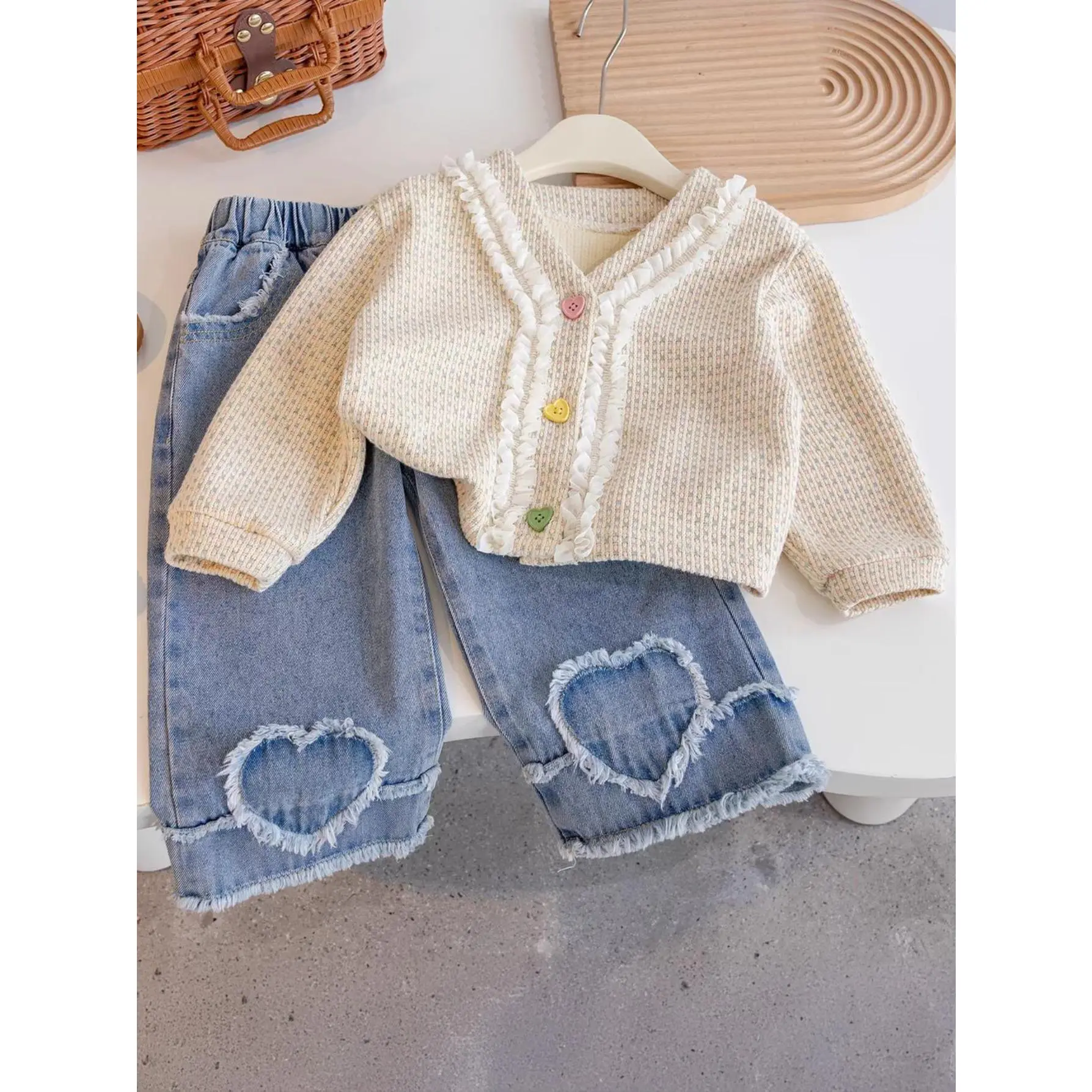 Girls' Two-piece Spring and Autumn New Style Children's Clothing, Cute Knitted Cardigan Top with Jeans Two-piece Set, Perfect for Outdoor