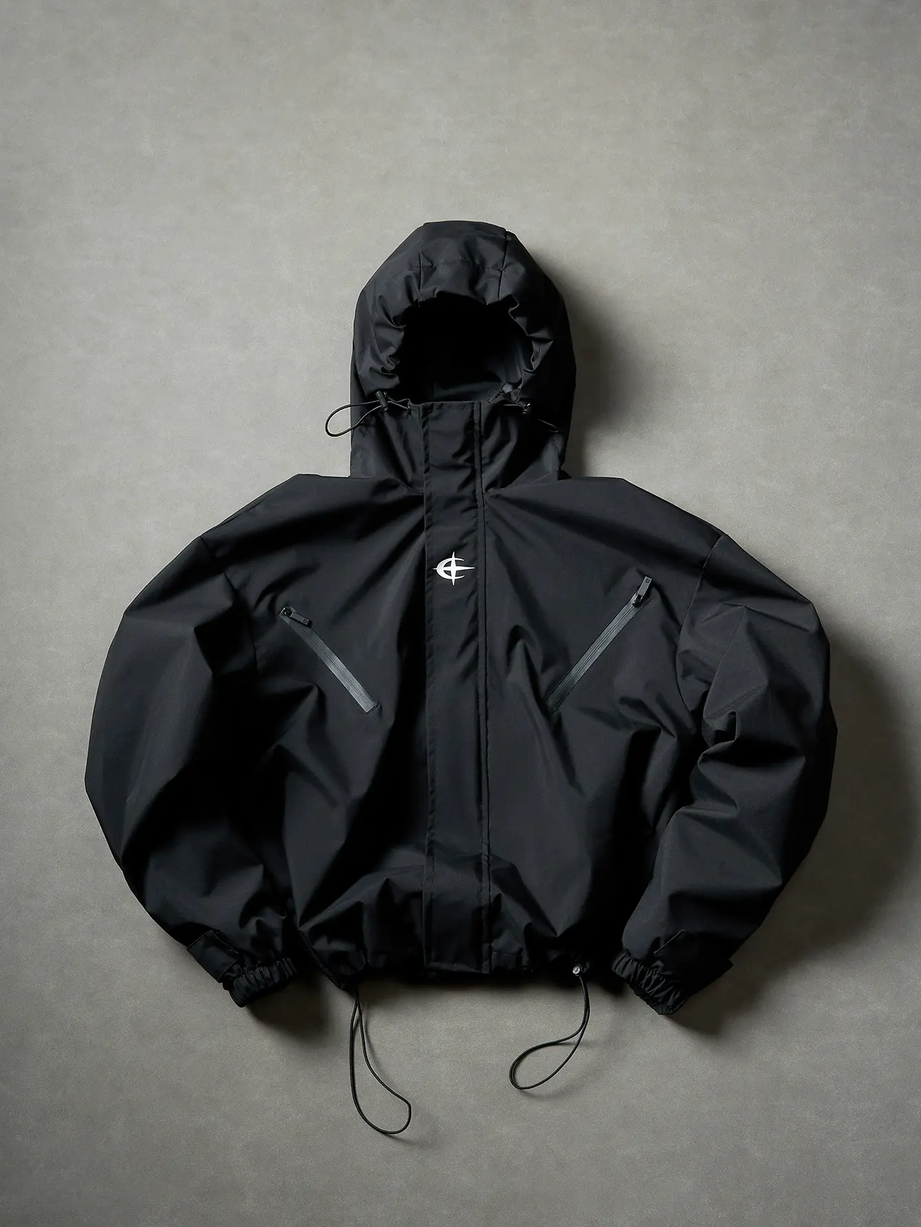 Men’s Black Functional Hooded Jacket – Windproof Outerwear with Printed Branding, suitable for streetwear, urban commuting, outdoor activities, and everyday casual wear
