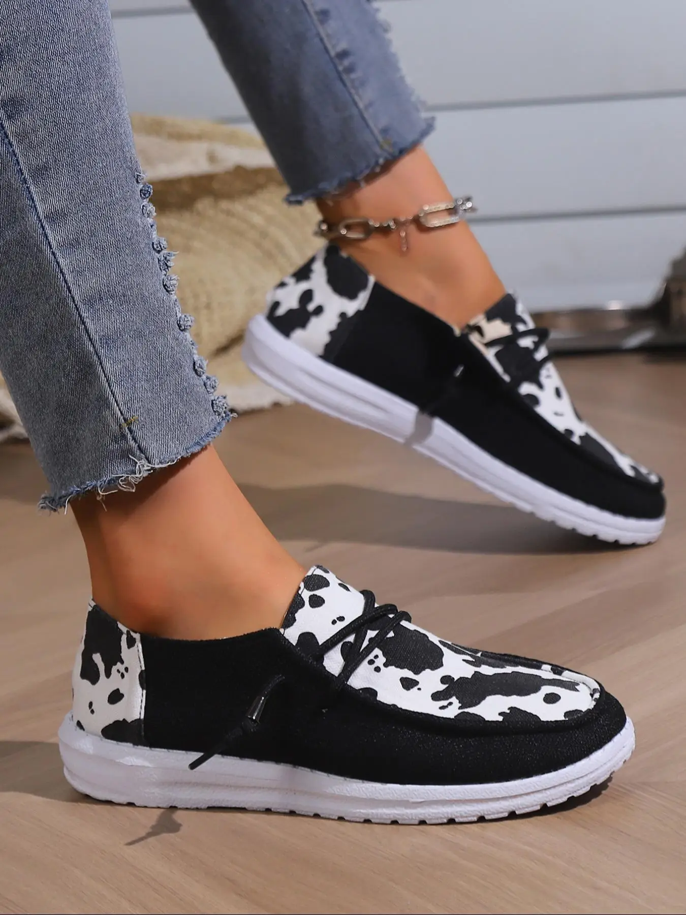 Women's Cute Cow Graphic Flat Shoes, Western Style Lightweight Non-slip Soft Comfortable Flats for Girls, Comfy Chic Casual Sports Shoes for Daily Wea