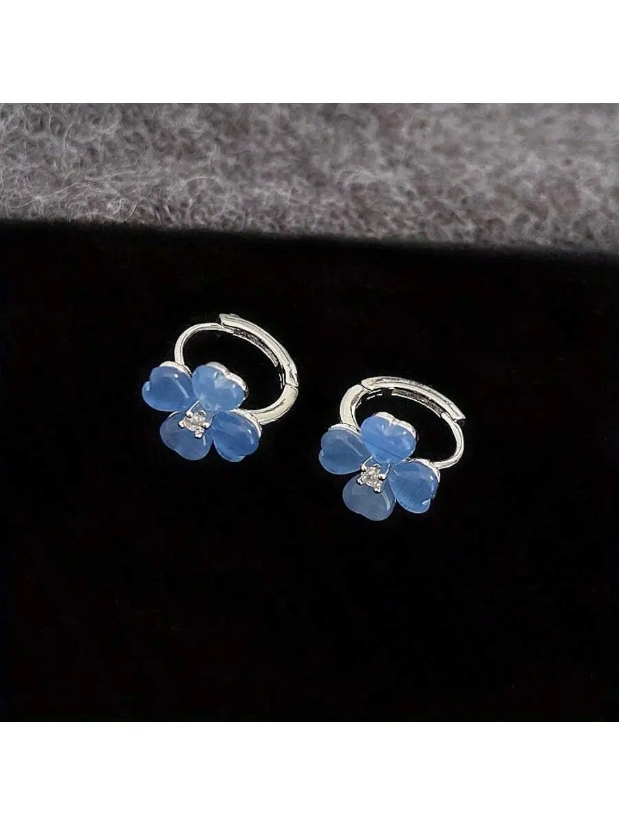 A pair of new exquisite and super sparkling versatile earrings, with a niche design and blue four leaf flower ear buckle. It is a must-have item for fashionable women, suitable for daily commuting and work, and an ideal gift for friends