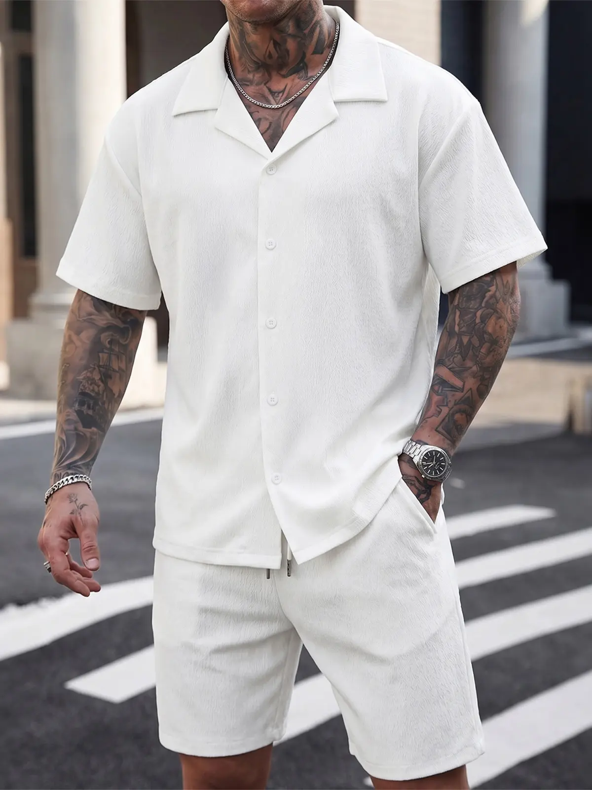 Men’s summer short-sleeve shirt set, casual set, men’s short-sleeve shirt top, men’s shorts, mid-length shorts, crinkle fabric finish, suitable for summer leisure, commuting, and everyday sports activities.