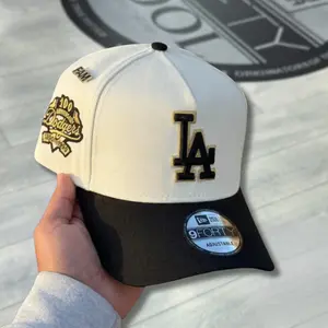 New Era 9FORTY Los Angeles Embroidered Two-Tone Baseball Cap – Cream & Black Adjustable Curved Brim Hat with Anniversary Side Patch, Collector’s Limited Edition 2026 Urban Streetwear Gorra premium, moda urbana para hombres y mujeres