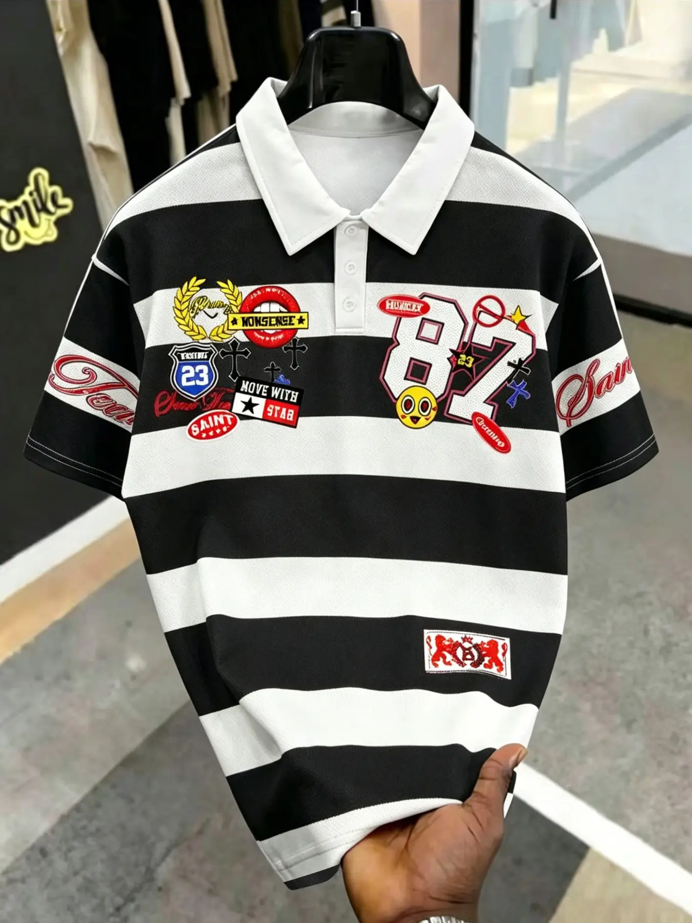 Men's Retro College Style Patchwork Striped Polo Shirt, Printed Polo Shirts, Multi-Element Logo Print Short Sleeve Casual Top, Vintage Hip Hop Streetwear T-Shirt#RetroPatchworkPolo #VarsityBadgeShirt #StripedStreetwear #MultiGraphicTops #TikTokFashion