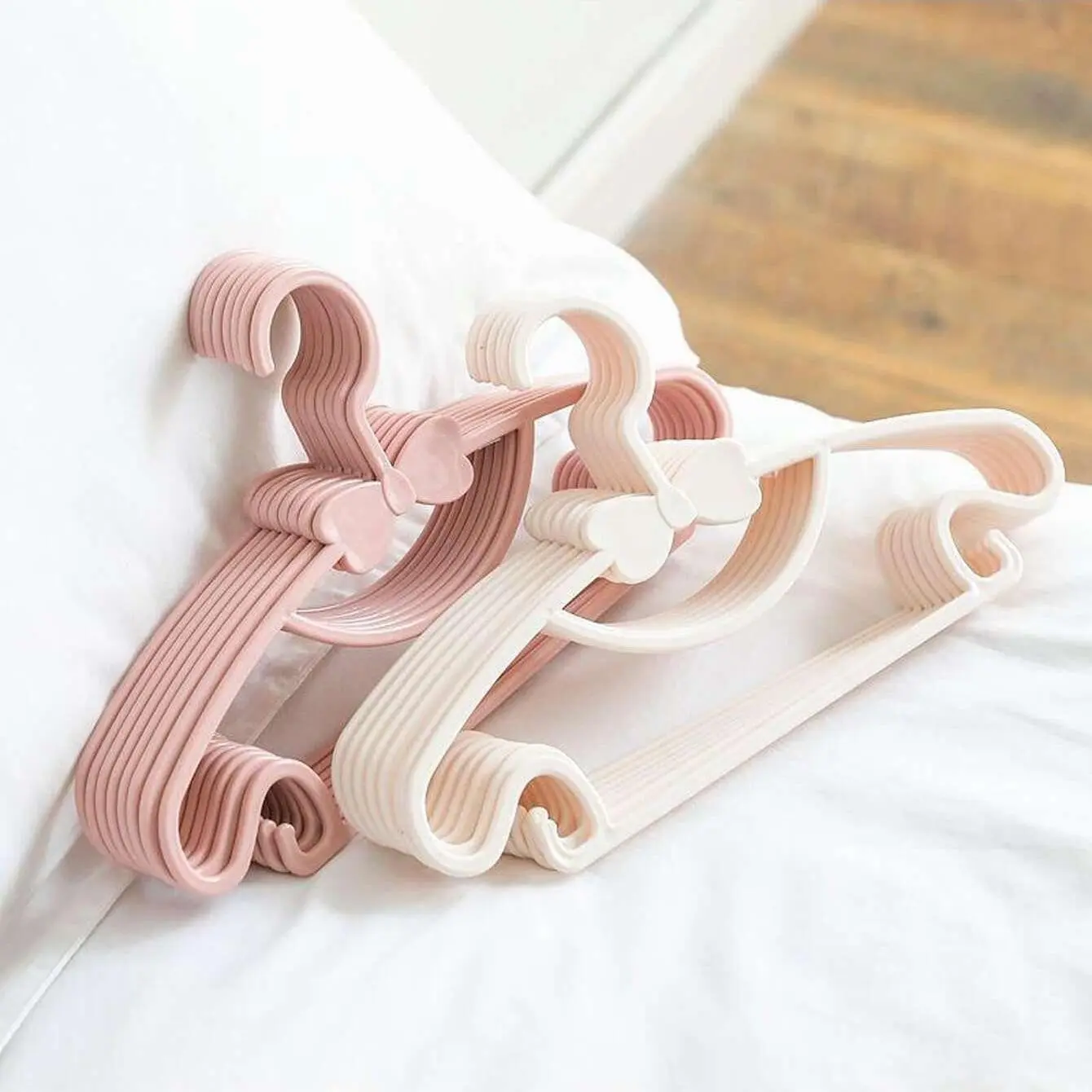 Cute Butterfly Knot Clothes Hanger, Curved Design Hanger, Small Size Baby Clothing Rack, Home Use Newborn Garment Stand, No Scratch Hanging Hook, Curved Shape Hanger