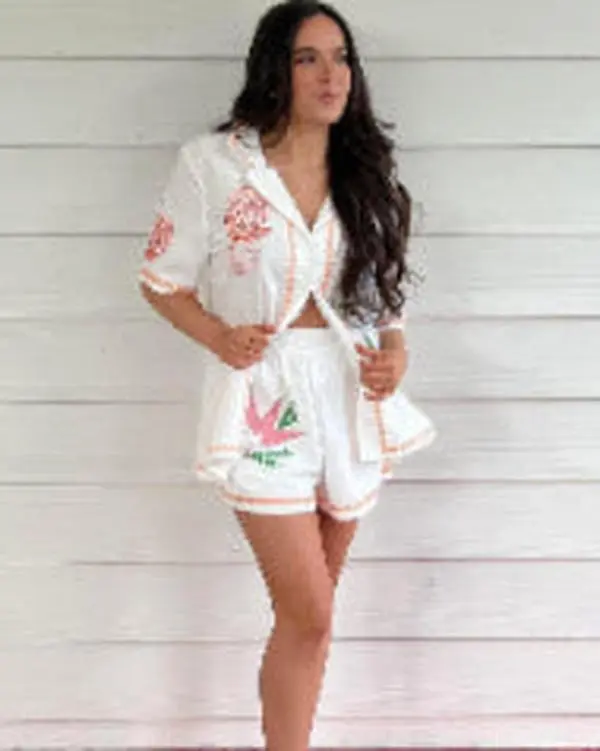 Clueless Set - Floral Embroidered Linen Top & Above-the-Knee Shorts - Fitted Summer Outfit with Button Detail & Elastic Waistband