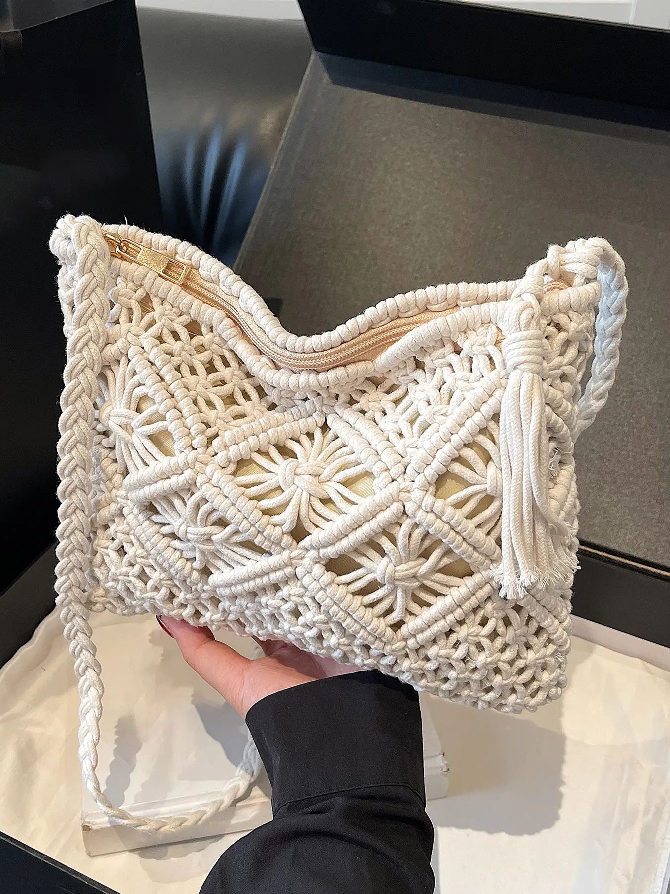 Hand-crocheted natural straw rope, hollow flower design, tassels embellished retro straw shoulder bag, literary and fresh style, versatile, Casual Shoulder Bag, Bohemian Crossbody Bag, Casual Fashion Bag, suitable for shopping, vacation, travel, etc.