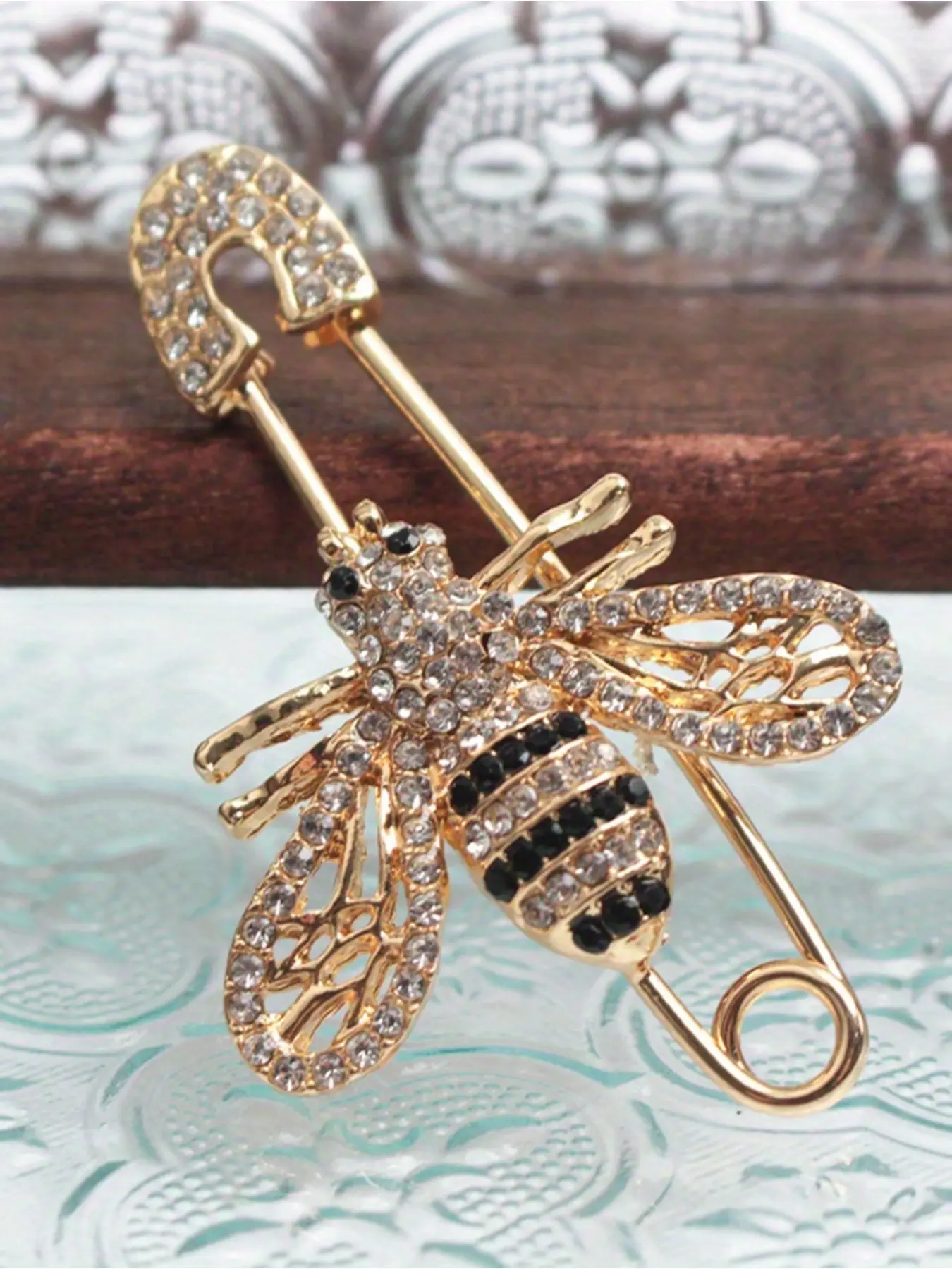 A luxurious all-crystal gold bee brooch, women's sparkling hollow-out bee brooch pin, can be used as exquisite jewelry for coats, scarves, etc., brooch with crystals, Rhinestone Brooch