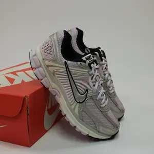 Nike Zoom Vomero 5 Barely Grape Photon Dust Metallic Silver Women's Sneaker - Authentic Brand New Shoes IB7253-500
