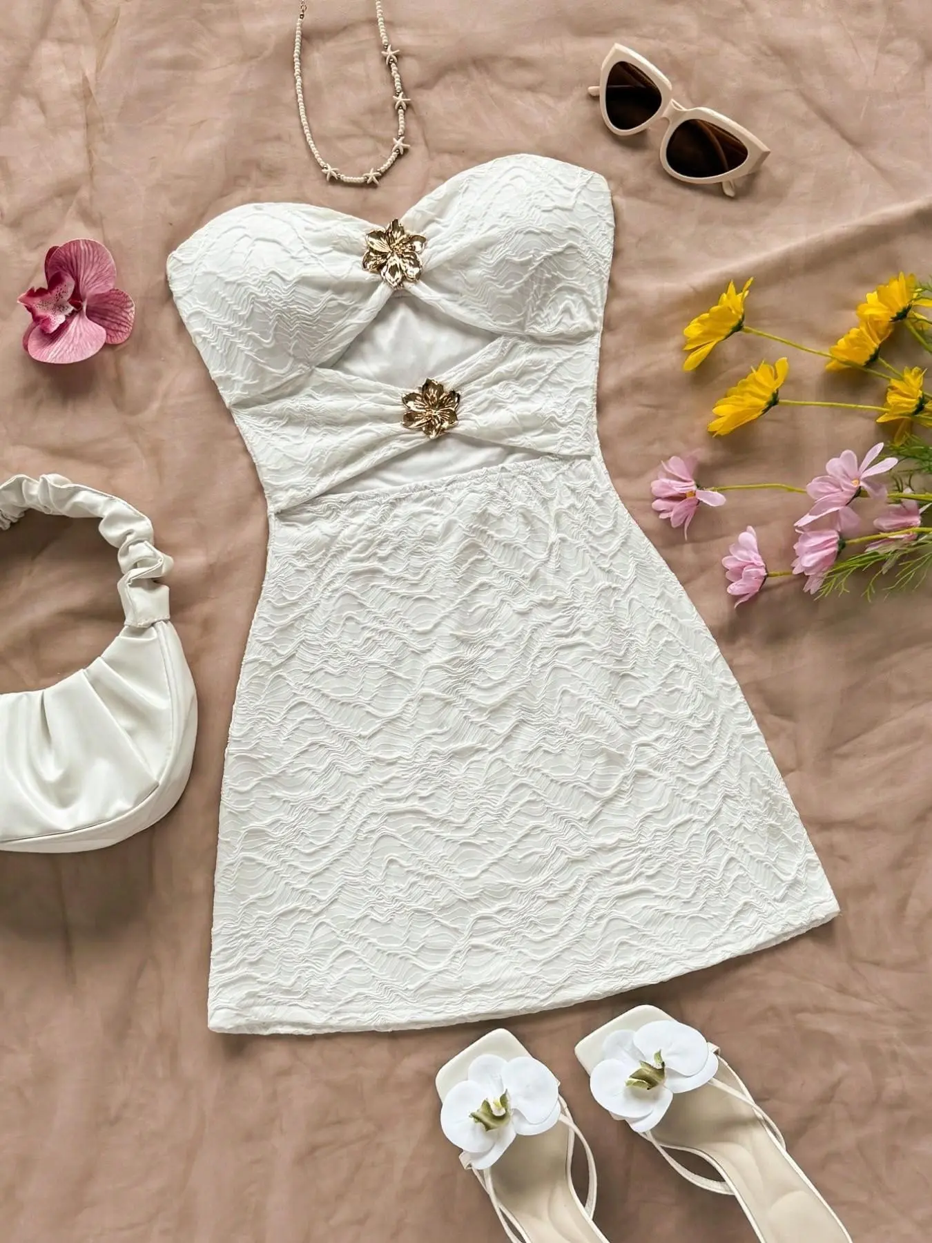 Women's Textured Fabric Halter Dress, Strapless Ditsy Floral Embellished Cut-Out Waist Short Skirt, Elegant Chic European Style Formal Wear Party Dress, Womenswear