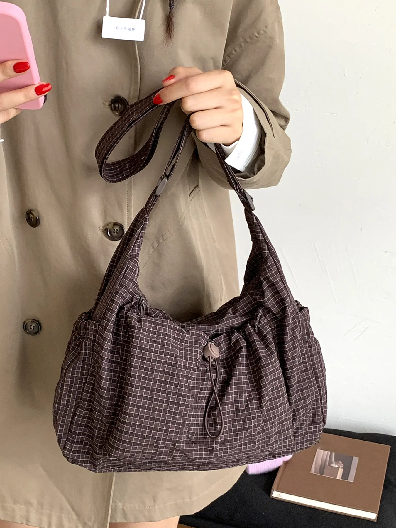 Lightweight plaid pleated shoulder crossbody bag, Fashion Patterned Bag, casual and versatile shoulder handbag, fashionable and trendy shoulder commuter bag, simple solid color design, suitable for daily matching, commuting and other scenarios.