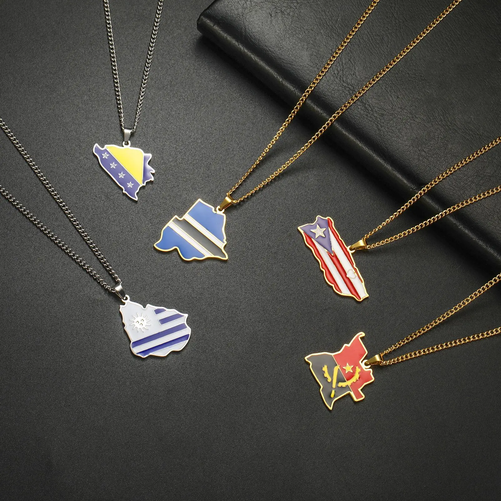 Fashion World Map Pendant Necklace 18K Gold Plated National Flag Design for Men Women Neutral Gift Travel Enthusiast Modern Versatile Streetwear Statement Jewelry，Fashion Jewelry Gift for Holiday Haul Christmas Birthdays Anniversaries
