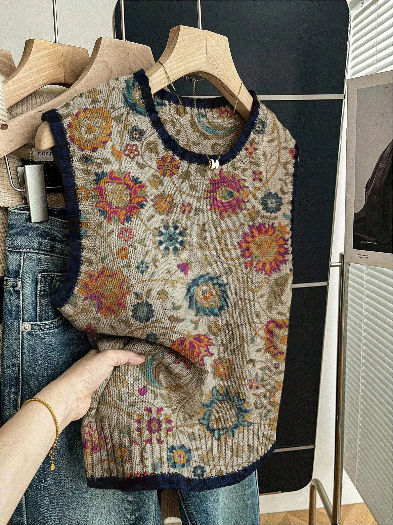1 piece + Spring and summer back-to-school casual style loose round-neck sleeveless woolen knitted top with dark blue border and floral print, women's outerwear, paired with a vest, worn alone, Elegant Sleeveless Knit