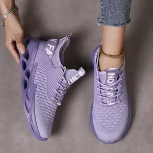 A pair of trendy women's running shoes with a leather mesh upper, featuring a sharp design and excellent breathability and shock absorption. The sole has a contrasting color.