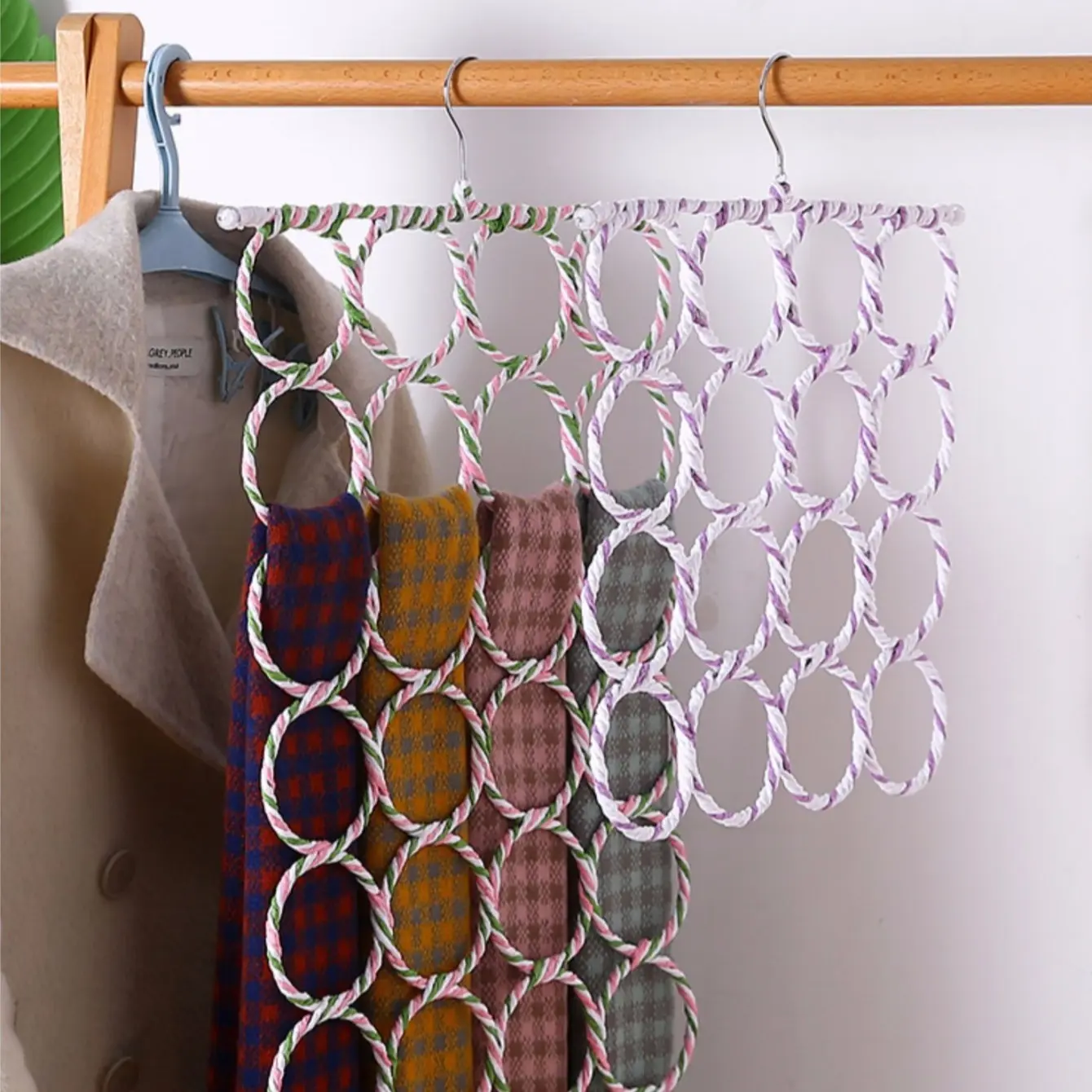 1pc 28 Ring Hanging Scarf Rack, Colorful Woven Foldable 16 Ring Tie Storage Hanger, Random Colors, Ideal for Organizing Belts and Scarves, Shawl Hanger, Scarf Organizer
