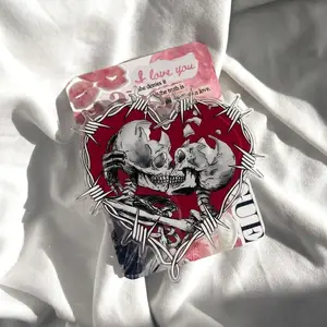 Gothic Kissing Skeletons Phone Grip | Dark Romance Skeleton Heart Phone Stand Holder | Barbed Wire Red Heart Phone Accessory | Grunge Alt Aesthetic Gift