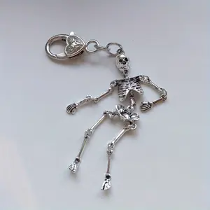 Retro Gothic dark twisted skull Keychain For Bags keychain pendant personalized skull backpack pendant Halloween fun gift