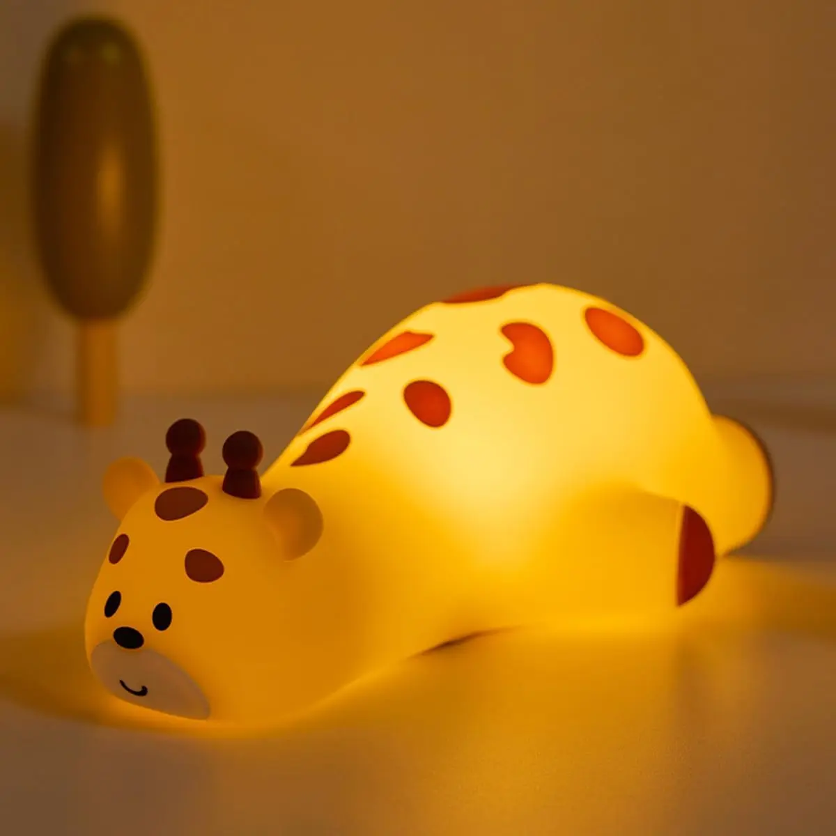 Cute Giraffe LED Night Light, Rechargeable 3 Level Dimmable Silicone Night Lights, Bedside Night Light, Funny Office Desk and Home Bedroom Lighting Decor, Bedroom Decor Lamp, Perfect Gift For Family and Friend, Birthday gift